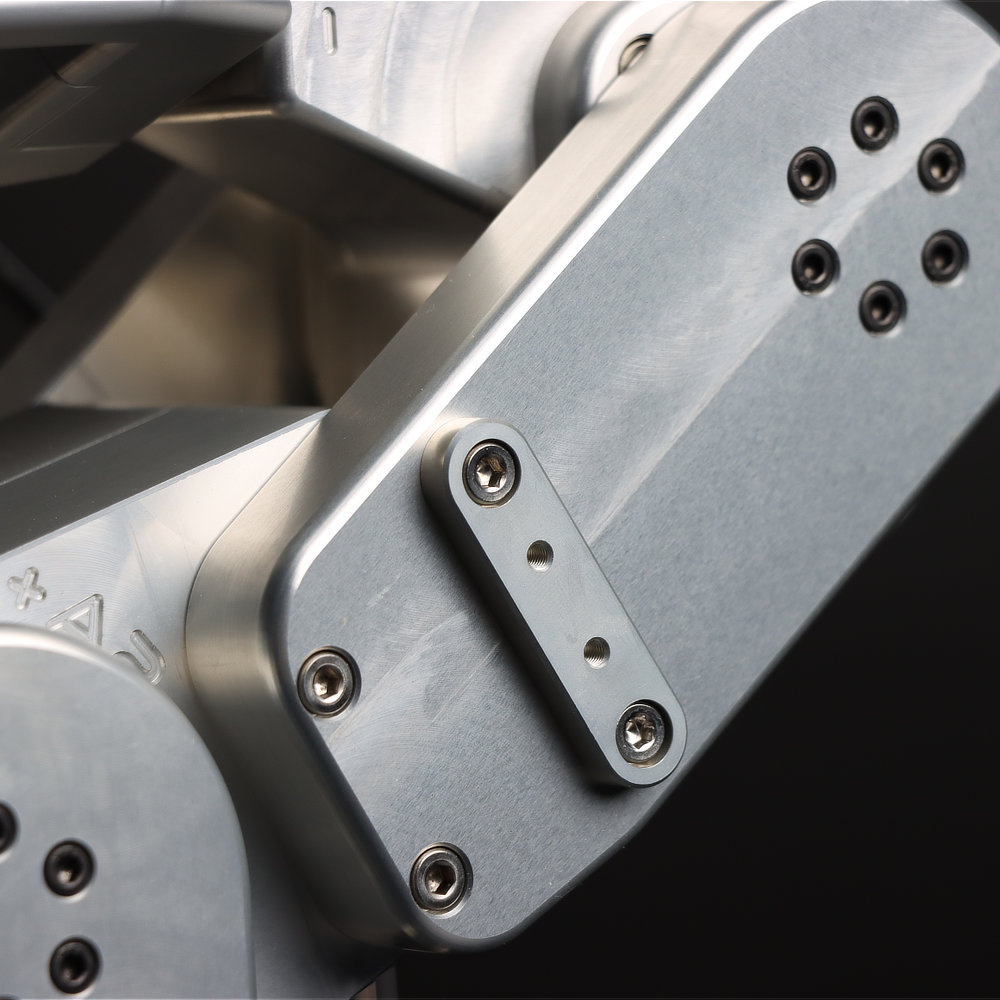(b) lower fixture on link 4